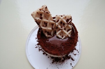  chocolate cream with two waffles sprinkled with cocoa sous