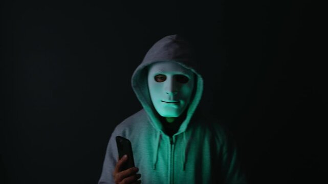 闇バイト、振り込め詐欺のなどの犯罪をイメージする仮面をした人物