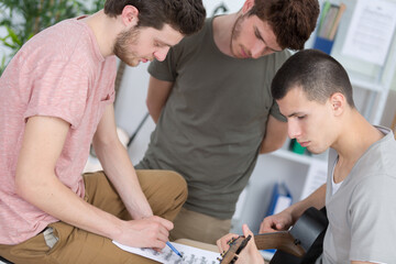Obraz premium young men playing guitar and composing a song