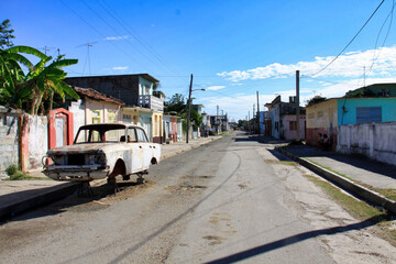 una strada desolata e in abbandono a Cuba