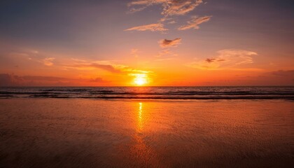 Obraz premium サンセット・ビーチ オレンジ色に染まる夕日と海のシルエット。空の広がりが大きなコピースースペースとなり、感動的なドラマ性をプラス