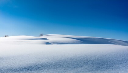 Obraz premium 金の延べ棒と洗練されたテーブルセッティング 磨かれた金の延べ棒やコインが整然と並べられたテーブル上に、ぼかし加工されたシンプルな背景。上部や横に十分な余白を確保して、投資関連の情報やロ