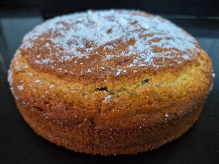 Bizcocho con capa de chocolate y azucar glacé