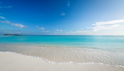 Obraz premium ニマリストな海岸線 柔らかな朝日が差し込む白砂のビーチ。広がる青空がシンプルなコピースペースを提供し、テキストやロゴの配置に最適な構図