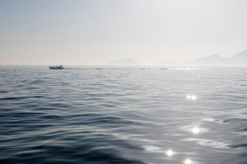Obraz premium fishing boat with fog on the sea at dawn