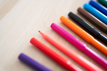 Lapiz rotulador  de colores para dibujar y escribir sobre fondo madera para niños en la escuela