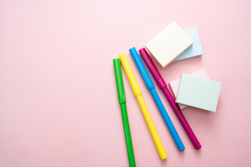 lápiz rotulador  de colores para dibujar y escribir sobre fondo rosa para niños en la escuela