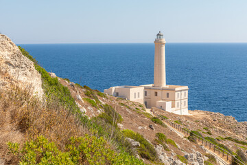 Phare du Cap d'Otranto, point de rencontre des mers Adriatique et Ionienne, au Sud d'Otranto, Italie