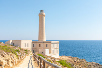 Phare du Cap d'Otranto, point de rencontre des mers Adriatique et Ionienne, au Sud d'Otranto, Italie
