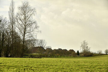 Nuages gris-jaunes annon&ccedil;ant une giboul&eacute;e &agrave; &Eacute;caussinnes d'Enghien 