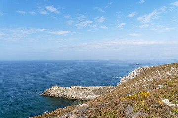 Sur la presqu’île de Crozon, un panorama grandiose entre ciel et mer. Les falaises escarpées...