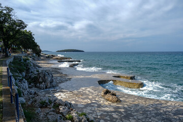 Obraz premium Scenic Coastal Walkway with Rocky Shoreline