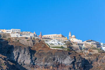 Fototapeta premium Maisons blanches de la ville de Fira à Santorin depuis la Caldeira. île des Cyclades, Grèce.