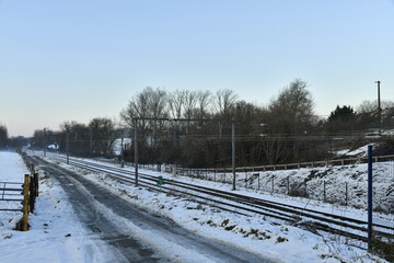 Ligne de chemin de fer Braine-le-Comte vers la Louvière sous la neige en fin de journée à...