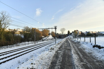 Ligne de chemin de fer Braine-le-Comte vers la Louvière sous la neige en fin de journée à...