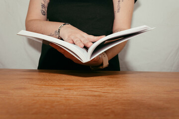 Libro abierto sobre una mesa de madera