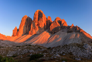 Obraz premium north side of Tre Cime di Lavaredo in the sextner dolomites during sunset with warm golden light golen hour
