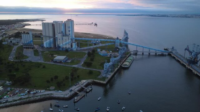 drone vista a&eacute;rea Trafaria Almada, margem sul, rio Tejo