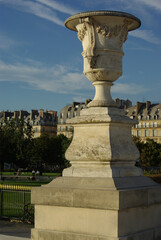 Grand vase d&eacute;coratif au jardin des Tuileries &agrave; Paris. France