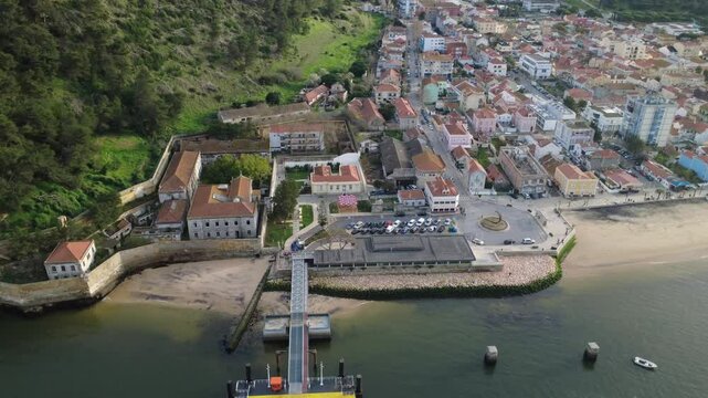 drone vista a&eacute;rea Trafaria Almada, margem sul, rio Tejo