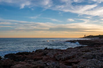 Abendstimmung am Ufer des Mittelmeers im Naturpark Serra de Irta nahe Alcossebre, Provinz...