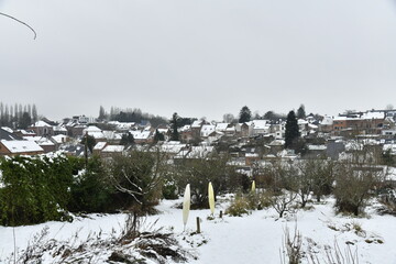 Les toits des maisons sous la neige à Écaussinnes Lalaing (Hainaut )