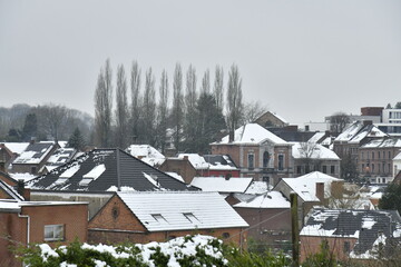 Les toits des maisons sous la neige à Écaussinnes Lalaing (Hainaut )