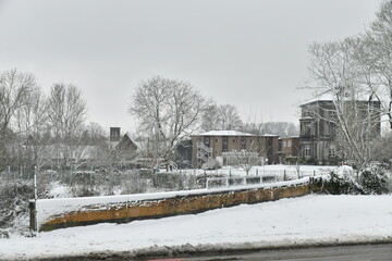 Paysage d'hiver sous un ciel de neige à Écaussinnes-d'Enghien (Hainaut) 