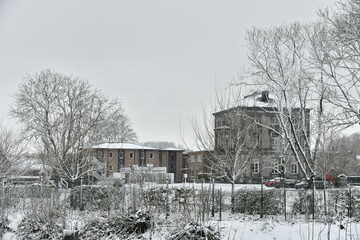 Paysage d'hiver sous un ciel de neige à Écaussinnes-d'Enghien (Hainaut) 
