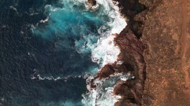 V&iacute;deo a&eacute;reo cenital de los riscos de Lanzarote