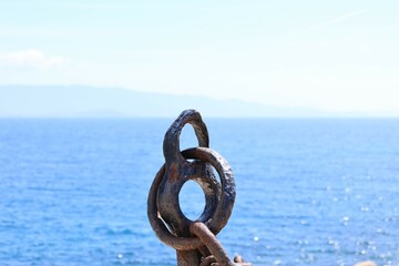 Nahaufnahme der Aufnahmeöse eines Schiffsankers im Hafen von Ajaccio auf Korsika