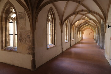 Fototapeta premium Kreuzgang des Klosters Blaubeuren auf der Schwäbischen Alb in Baden-Württemberg