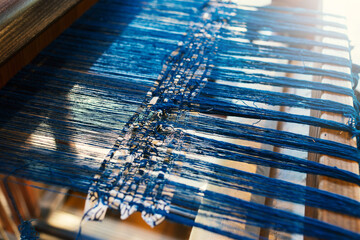 日本家屋の室内、反物を織る機織り器