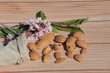 almendras partidas mesa madera floracion hojas verdes