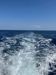 Słoneczny letni spacer nad morzem