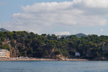 Naklejka premium Scenic Beach View with Lush Green Hills