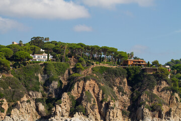 Fototapeta premium Luxurious Homes on a Rocky Coastal Cliff