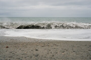 Dramatic Waves Crashing at the Beach – Powerful Ocean Waves in New Zealand