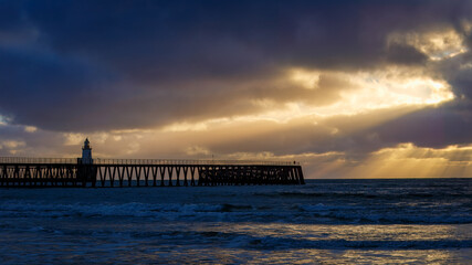 Obraz premium Dramatic Sunrise over Blyth Beach, Northumberland
