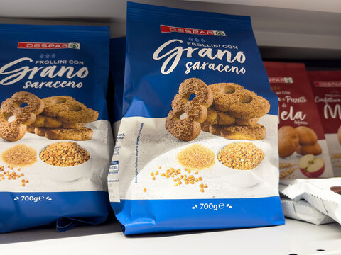 Despar grano saraceno buckwheat cookies in blue packaging on store shelf