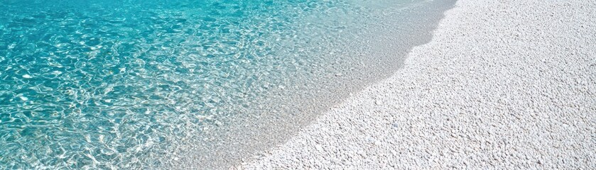 Obraz premium Clear water meeting white sand beach