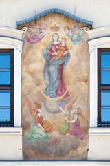 Painting of the Virgin Mary with the Infant Jesus on the wall of "Kamienica Pod Obrazem" on Rynek Główny [Main Square] in Kraków, Poland. © Adam Ján Figeľ