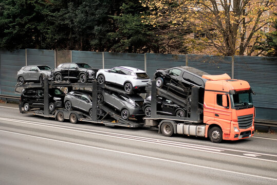 Dealership Car Carrier Truck Transporting Brand-New vehicles for Logistics Distribution