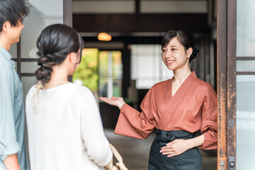 老舗の温泉旅館・高級旅館・宿坊で観光客に接客する仲居さん・女将さん
