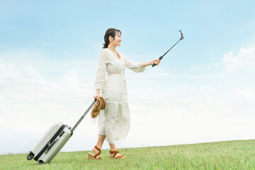 旅行中にスマホで自撮り・セルフィーする女性（写真・動画・映像）
