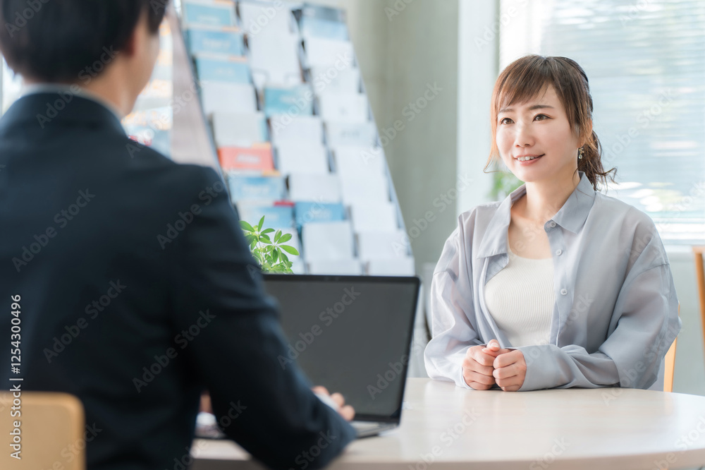 Wall mural 保険の相談に来た女性と接客対応する男性ビジネスマン
