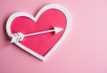 バレンタインデーのハートカード：白いアウトライン、矢印のデザイン、ロマンチックな感情に理想的なピンクの背景を持つシンプルなピンクのカード。

