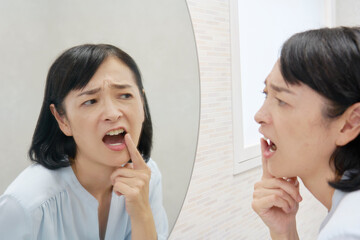 歯の悩み　50代の女性