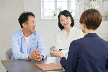 Fototapeta premium ビジネスウーマンと話す夫婦