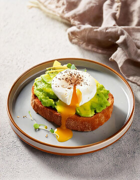 Tostada con aguacate y huevo